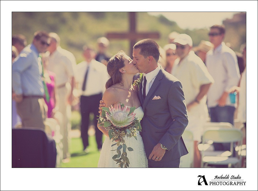 bride groom kiss
