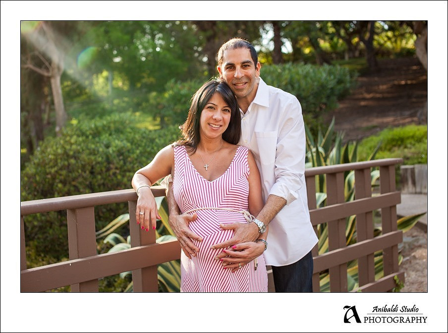 cute maternity phtoo with sun beam
